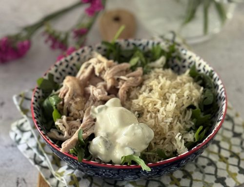 INSALATA DI RISO CROCCANTE CON POLLO E SALSA YOGURT