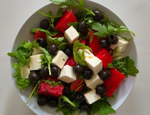 INSALATA DI ANGURIA, FETA, RUCOLA E OLIVE: LA RICETTA CHE SA ANCORA D’ESTATE